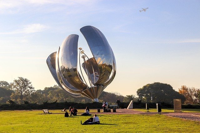 floralis-generic-Buenos Aires Imagem de elluisx por Pixabay