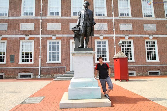 Escultura de George Washington em frente ao Independence Hall em Philadelphia