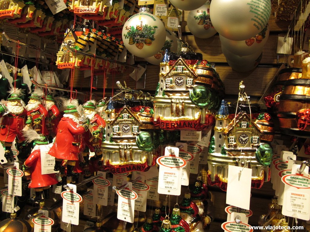 Bronner's Christmas Wonderland, a maior loja de Natal do mundo! Bronner's Christmas Wonderland, a maior loja de Natal do mundo!