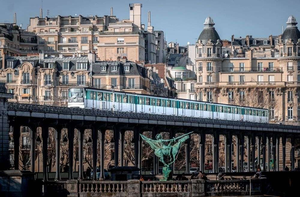 Como usar o metro em Paris Photo by Louis Paulin on Unsplash