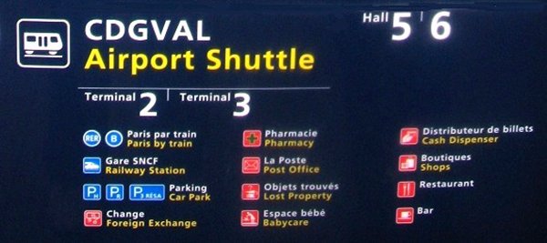 Aeroporto em Paris - placas de sinalização