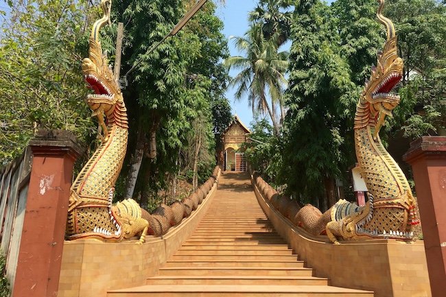 Wat Ngam Muang, Chiang Rai, Tailândia