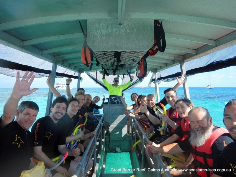Barco chão de vidro, snorkel em Cairns