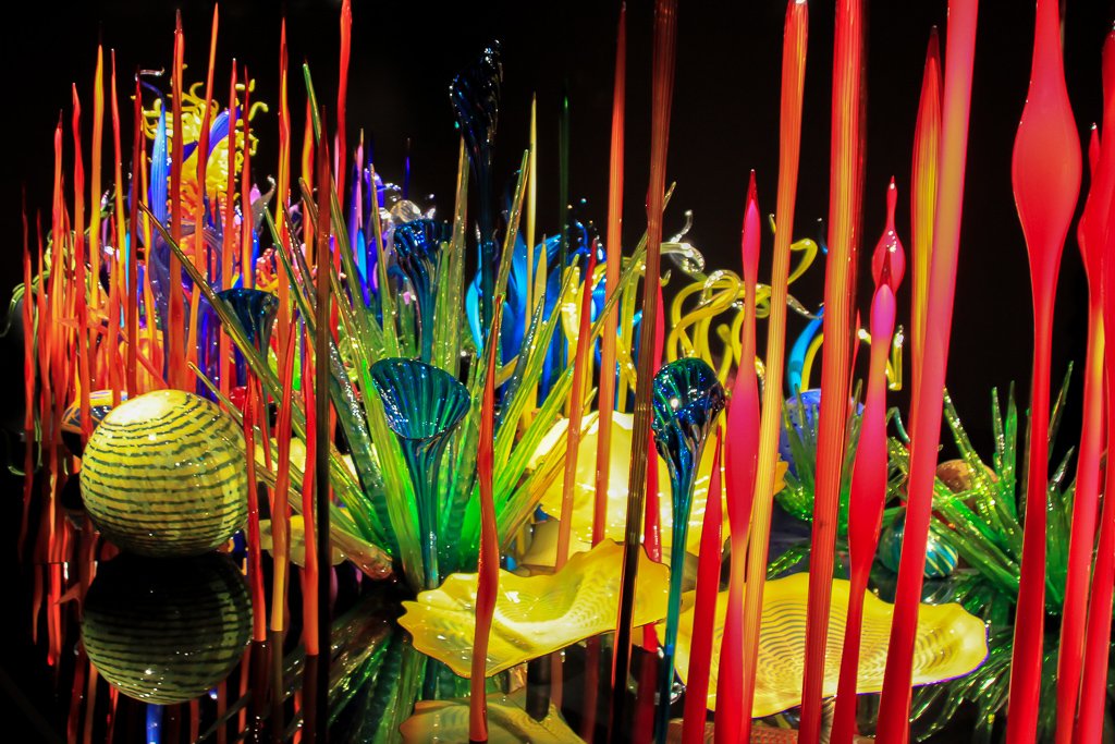 Combinacao de cores e formas fazem da obra de Chihuly algo muito interessante de se observar