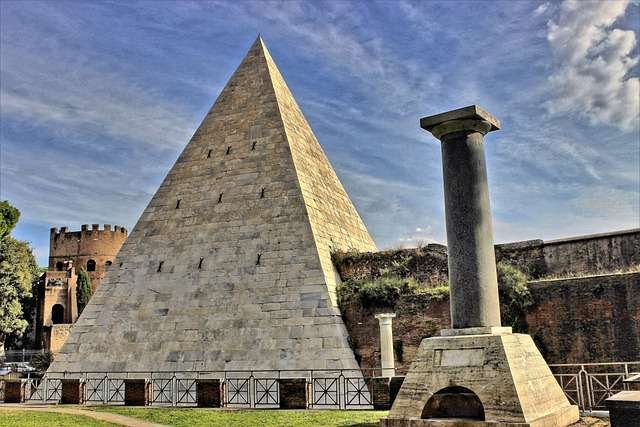 Piramide Roma areldole por Pixabay