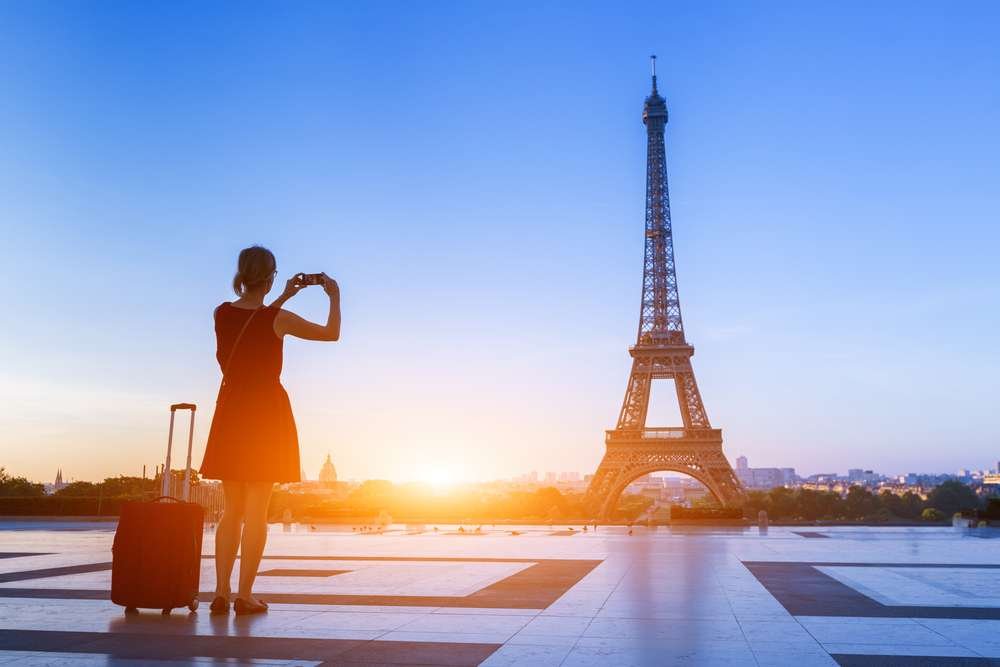 turista na torre eiffel